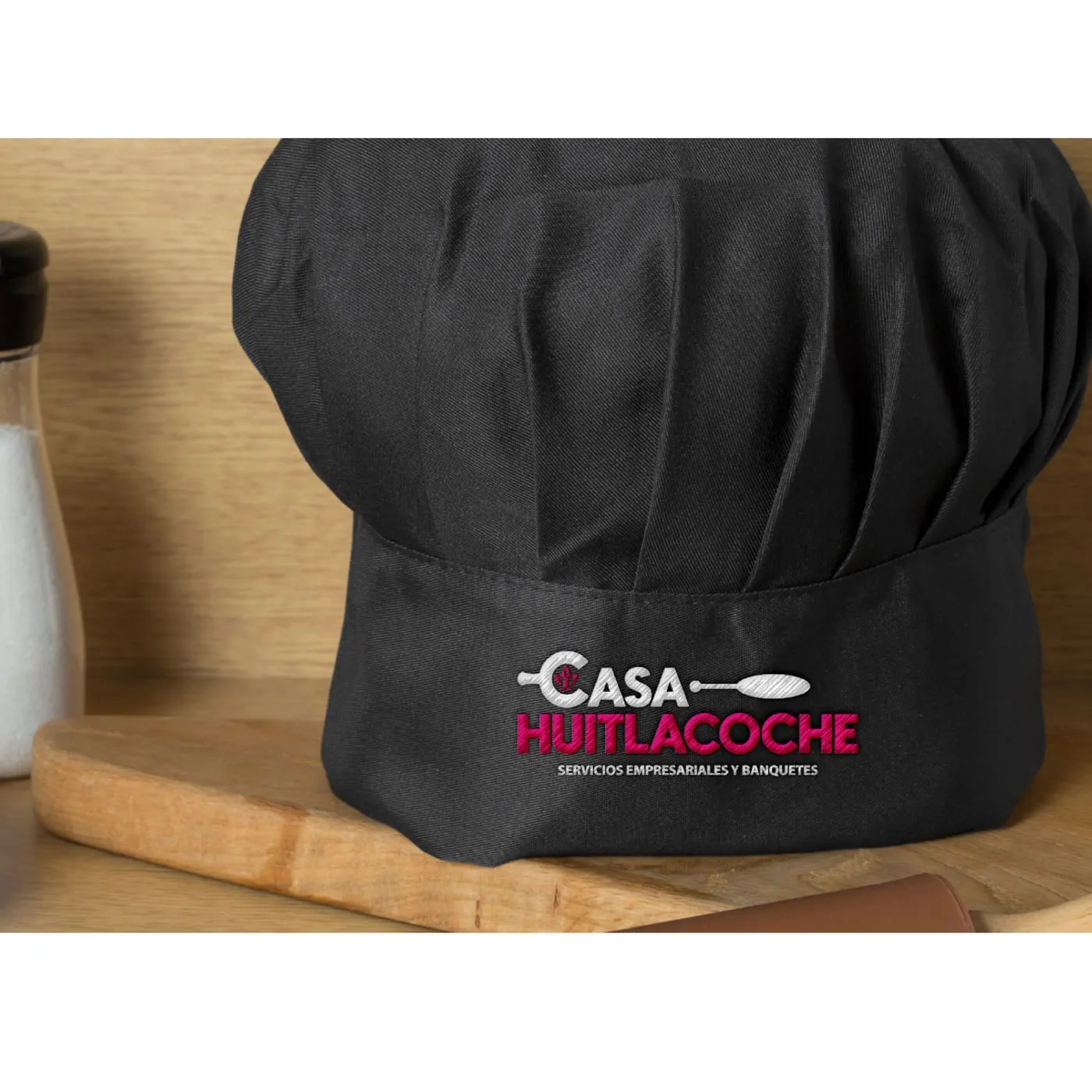 Gorro de chef negro bordado con el logotipo de Casa Huitlacoche