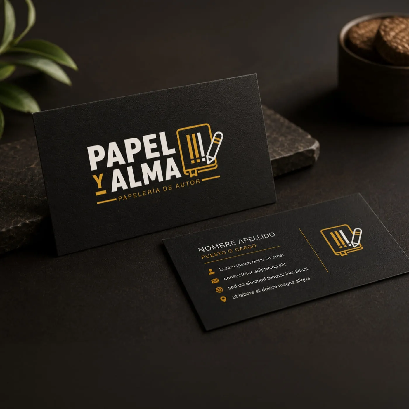 Tarjetas de presentación de la papelería de autor Papel y Alma sobre fondo oscuro