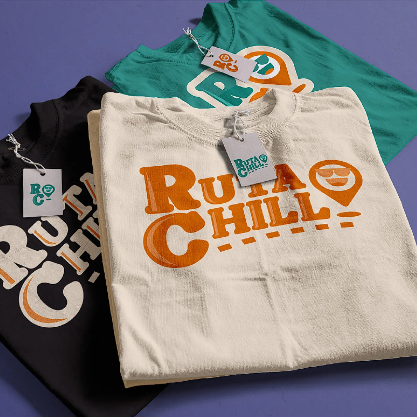 Playeras dobladas con el logotipo bordado de Ruta Chill en naranja y verde