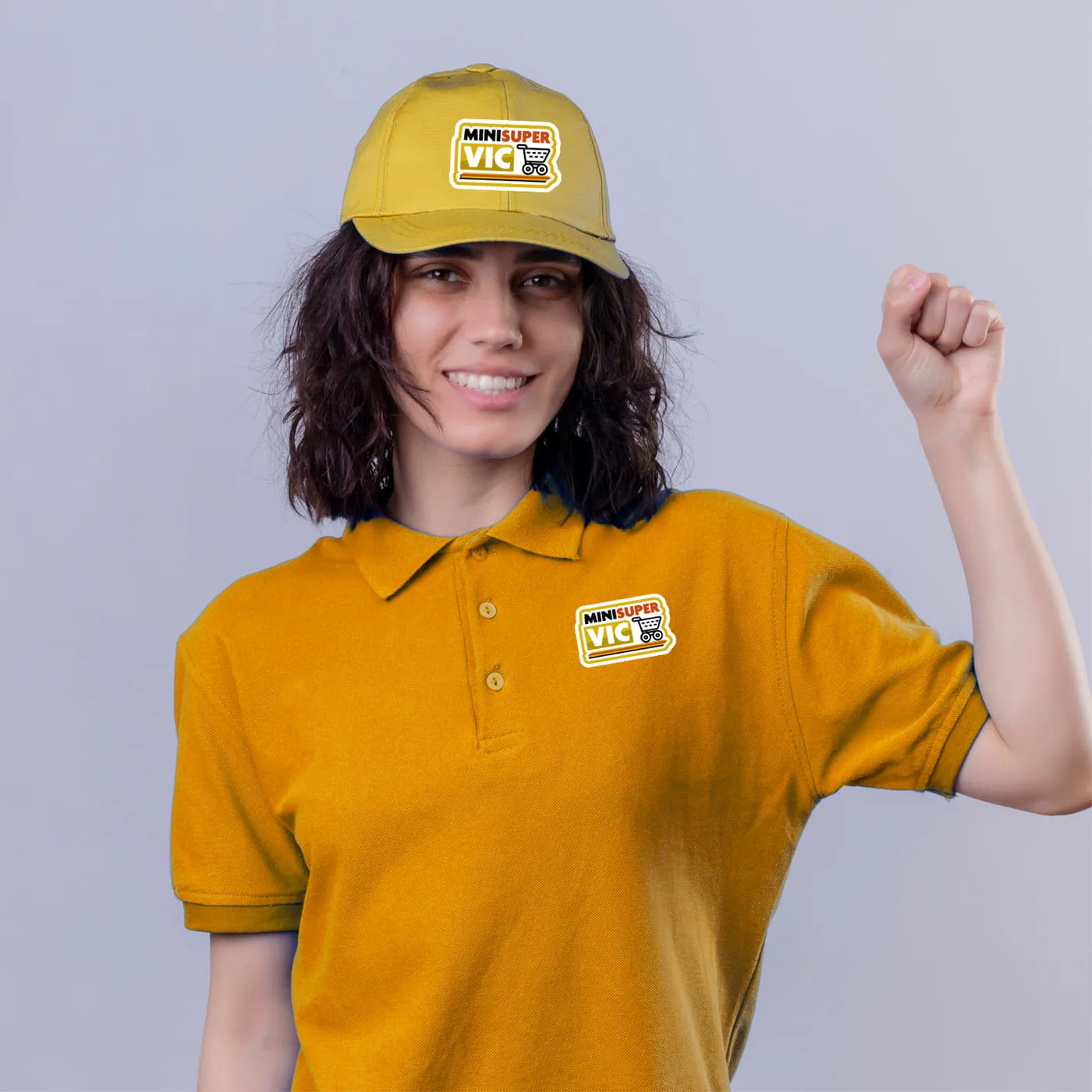 Colaboradora con playera y gorra amarillas del uniforme de Súper Vic